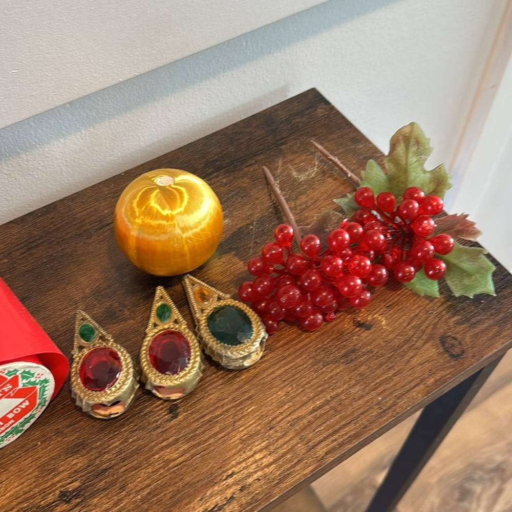 1960’s Vintage Festive Holiday Decor Set - Picture 4 of 8